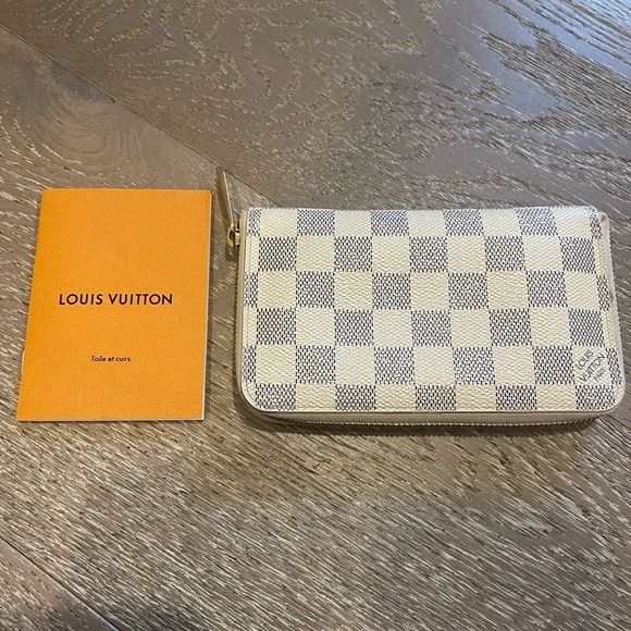 Louis Vuitton Authentic Zippy Wallet - Picture 2 of 15